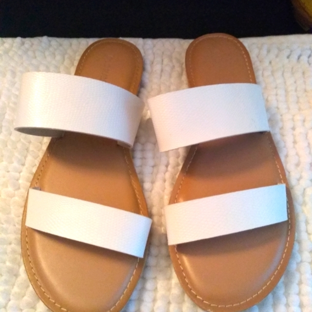 Old Navy flip flop sandals white